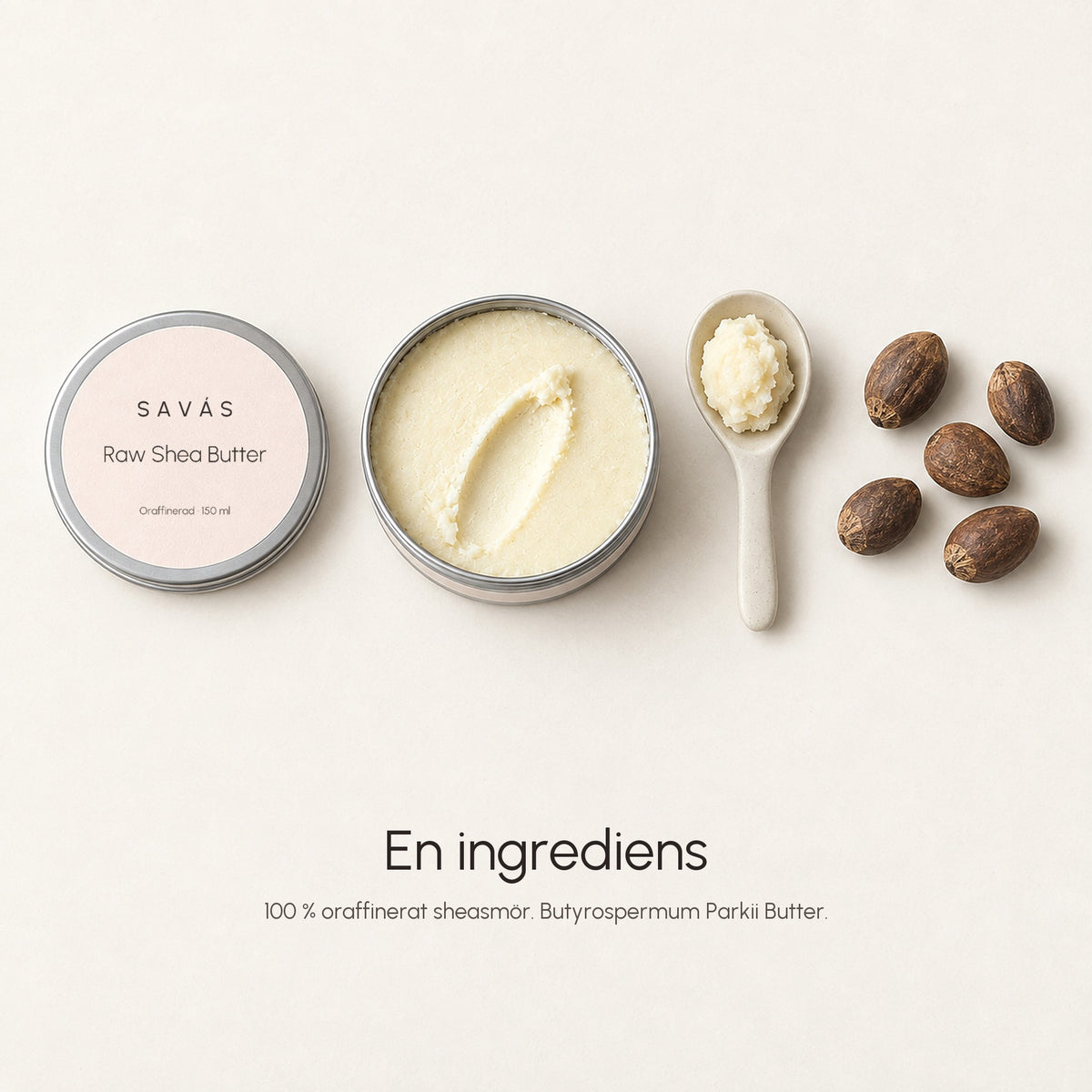 En burk Raw Shea Butter, en sked med smör och sheanötter på ljus yta, med rubriken En ingrediens